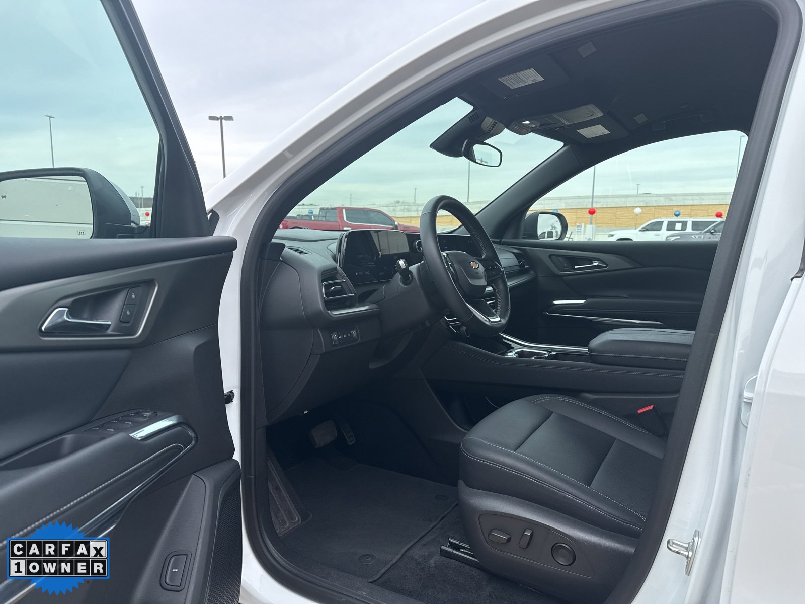 Used 2025 Chevrolet Traverse LT image 12