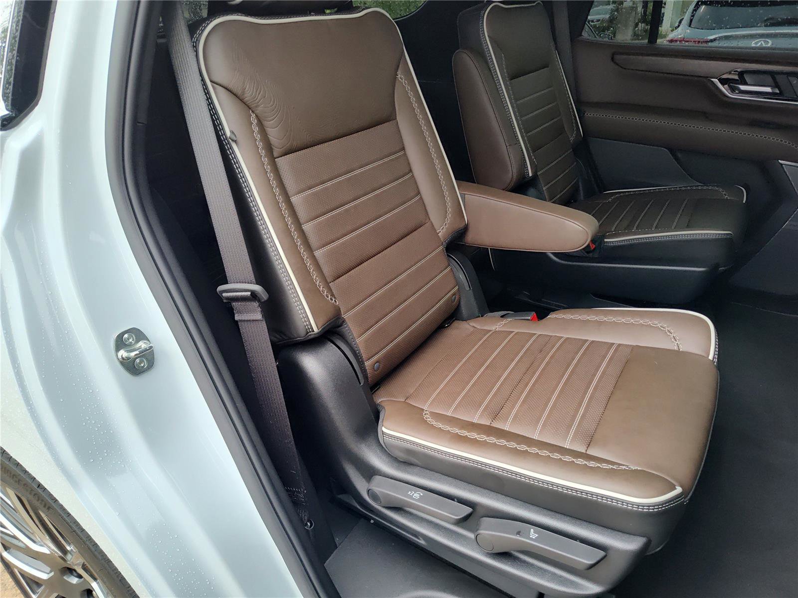 Used 2026 GMC Yukon Denali Ultimate AWD/4WD image 27