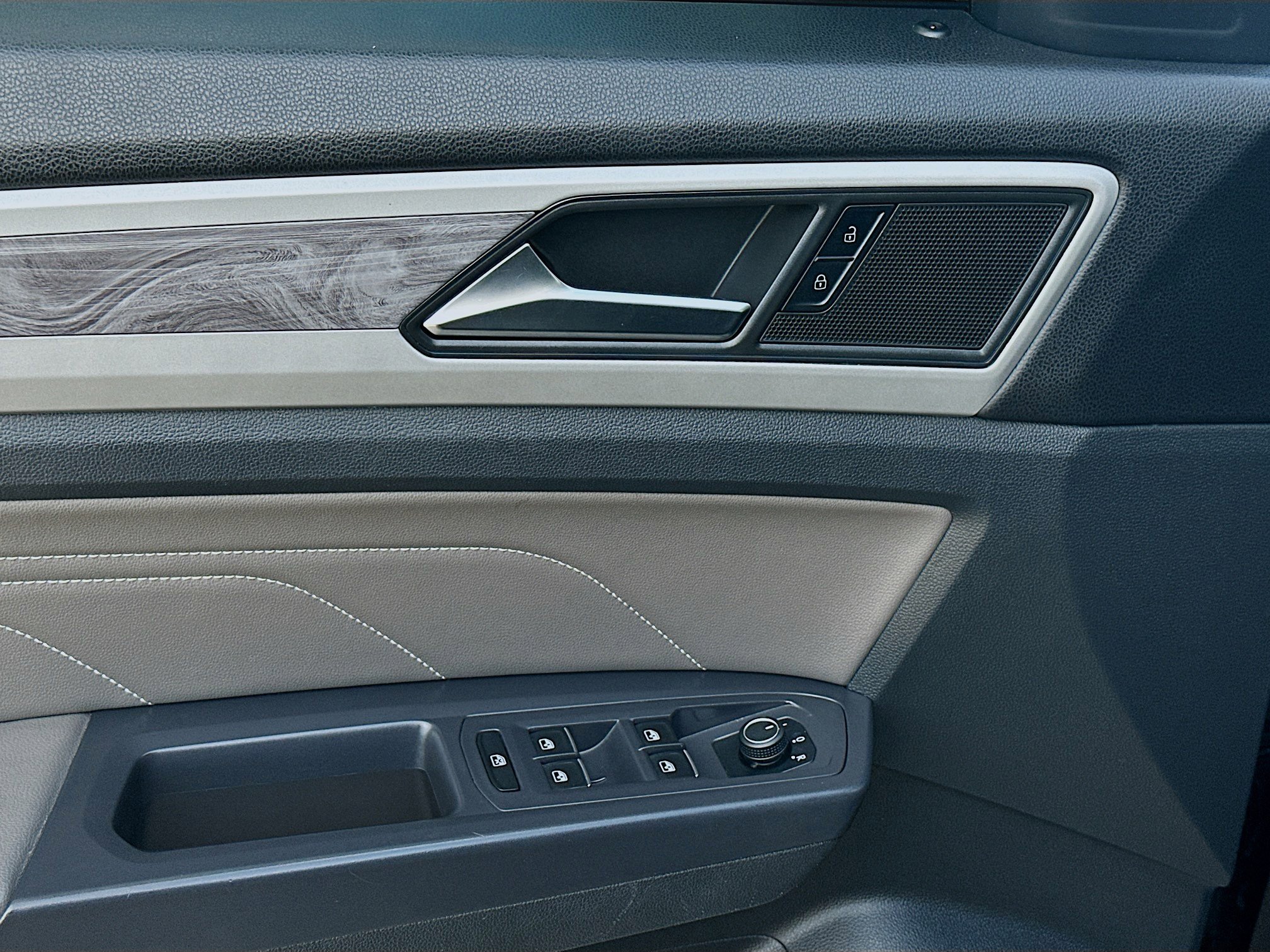 Used 2021 Volkswagen Atlas Cross Sport SE w/ V6 Towing Package image 16