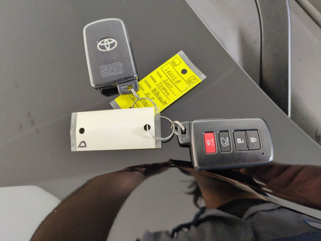 Used 2017 Toyota Highlander XLE w/ Protection Package #3 image 31