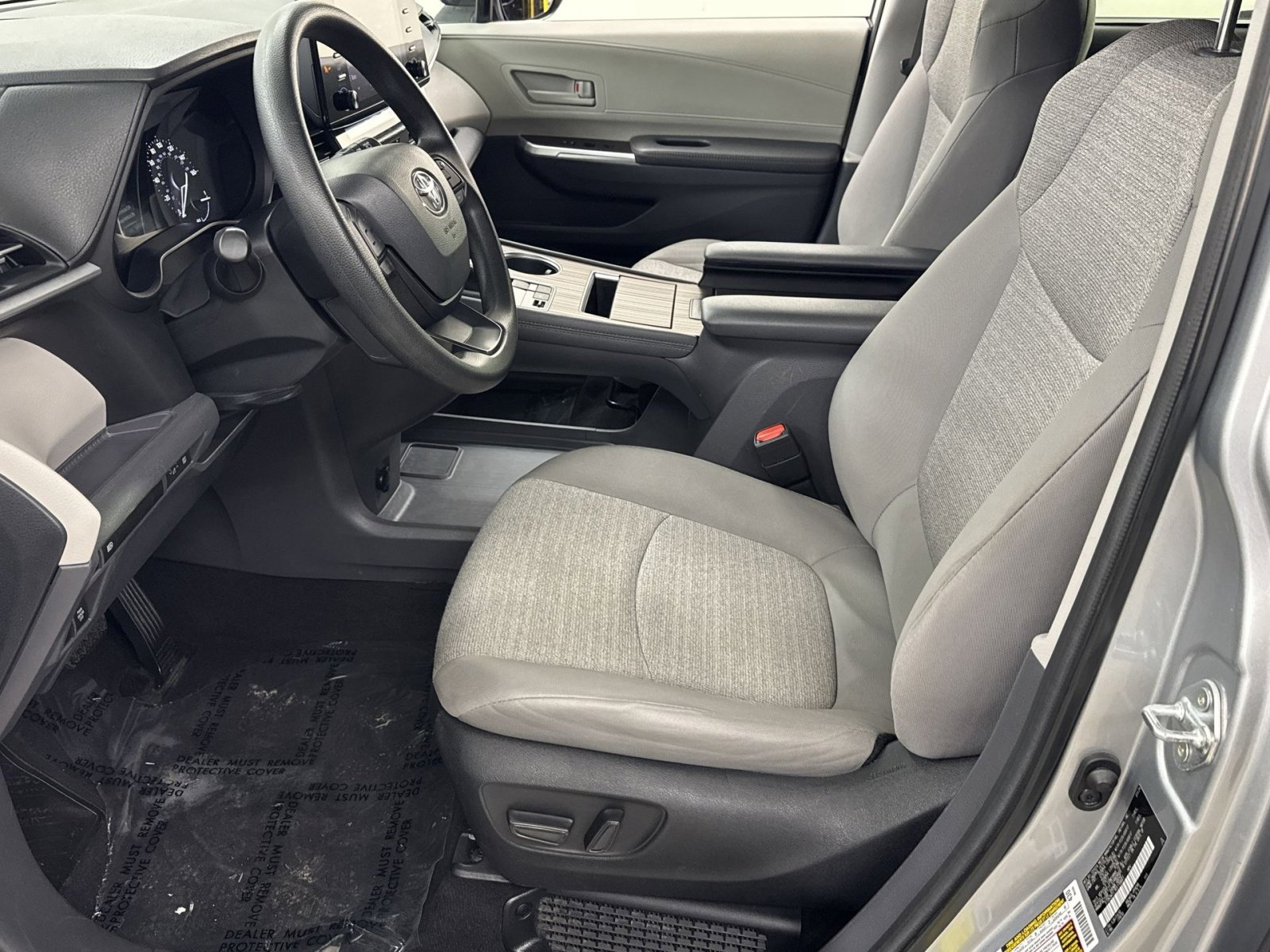 Used 2024 Toyota Sienna LE image 2