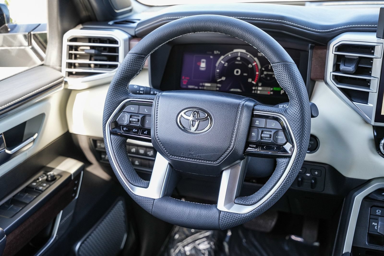 Used 2025 Toyota Sequoia Capstone AWD/4WD image 15