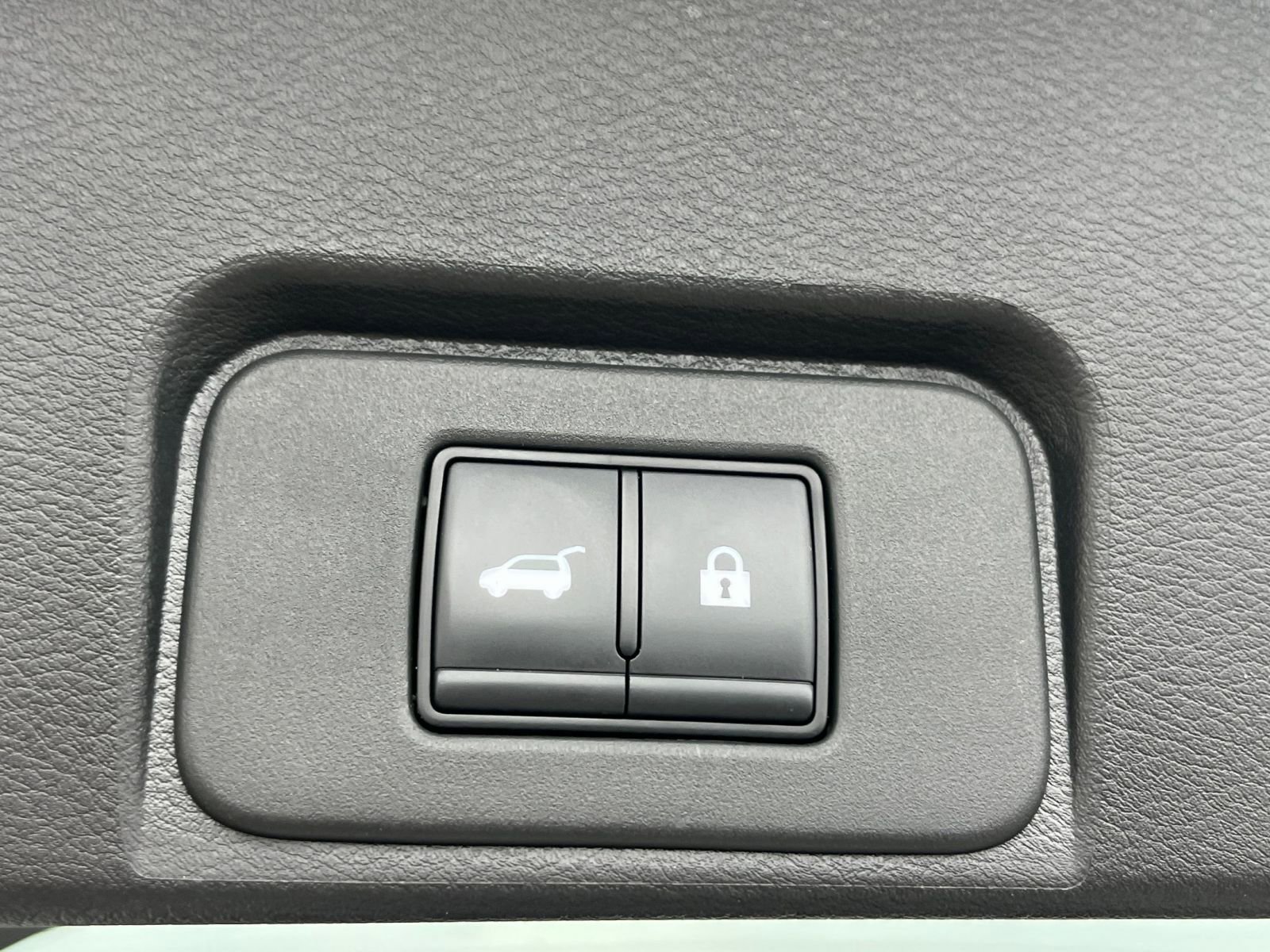 Used 2025 Nissan Rogue SV AWD/4WD image 23