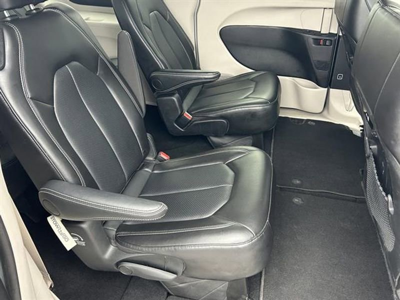 Used 2024 Chrysler Pacifica Touring-L FWD image 20