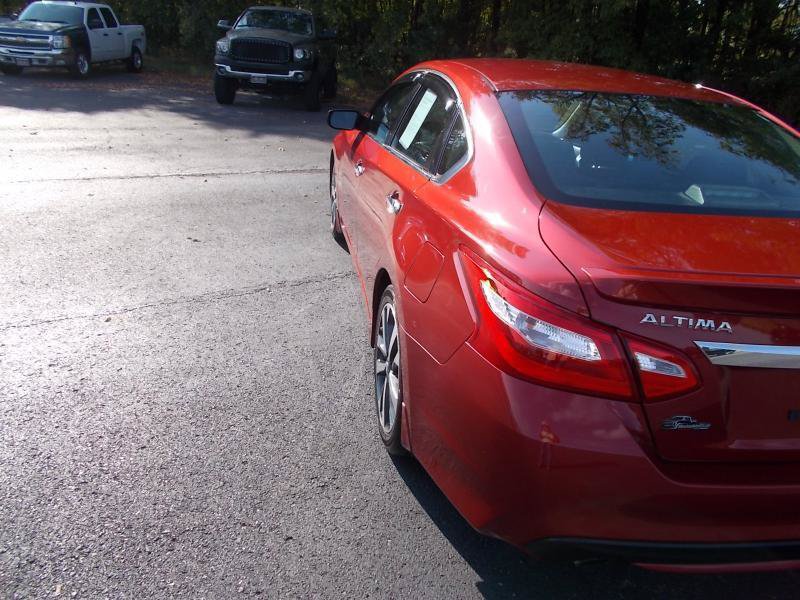 Used 2016 Nissan Altima 2.5 SR w/ LED Appearance Package FWD image 4