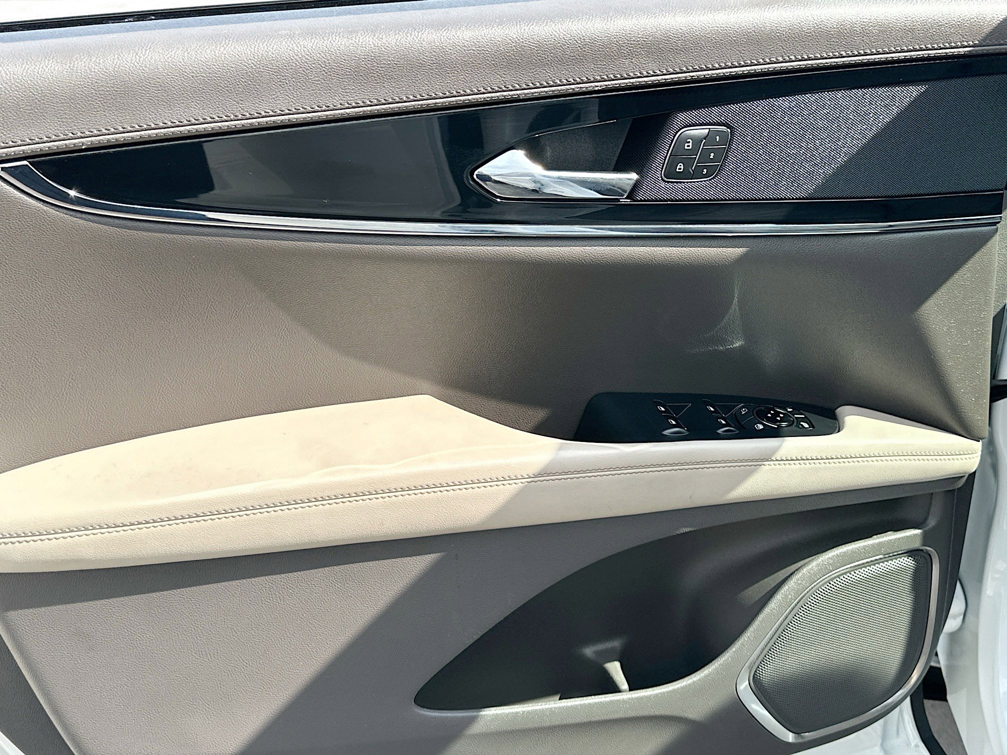 Used 2022 Lincoln Nautilus FWD w/ Premium Package image 18