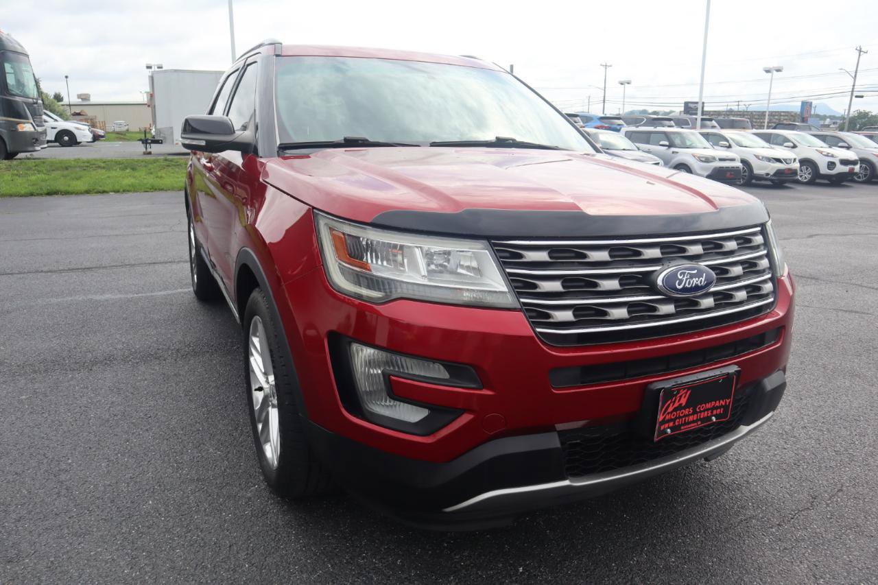 Used 2017 Ford Explorer XLT w/ Equipment Group 201A AWD/4WD image 32