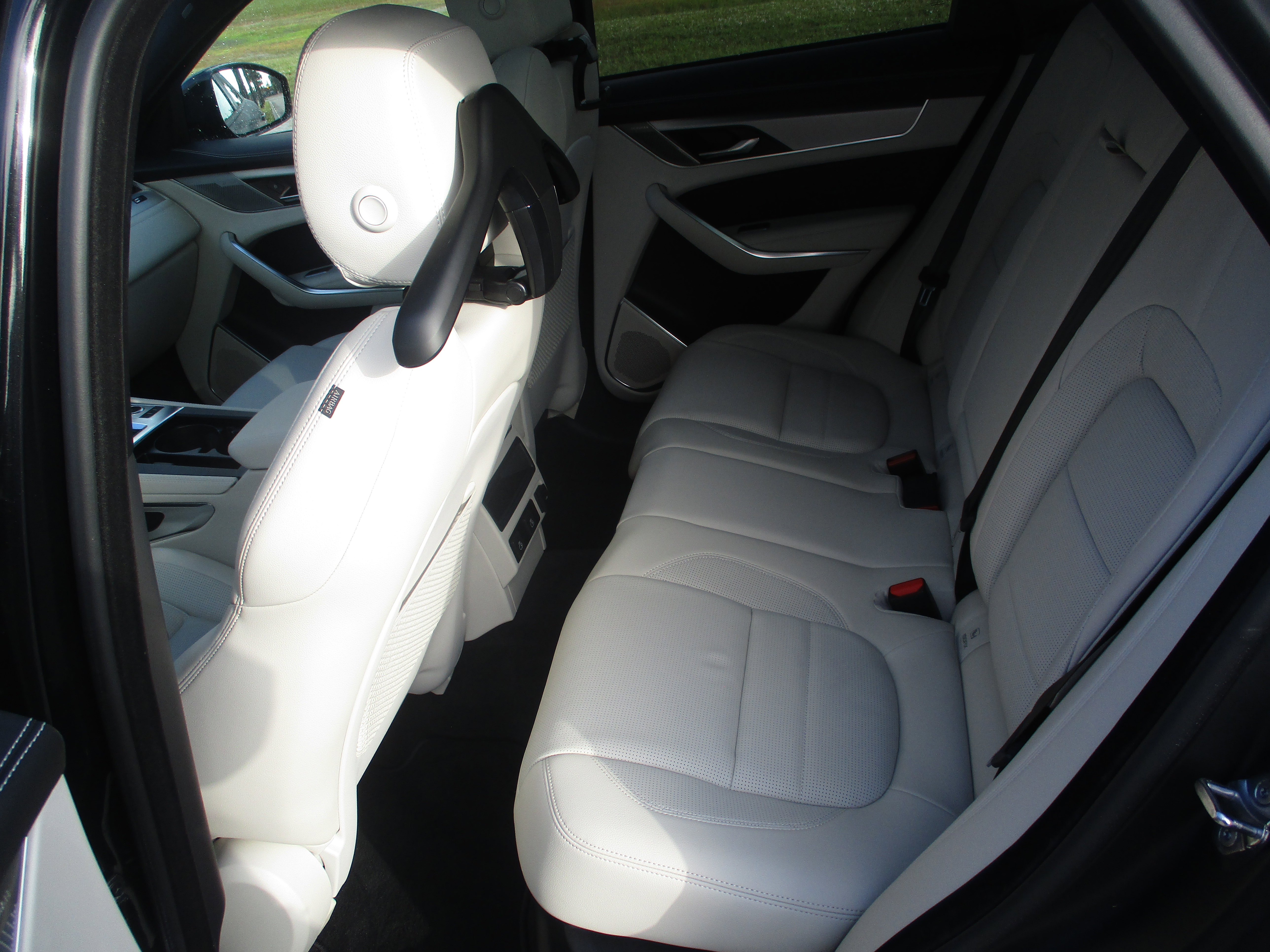 Used 2024 Jaguar F-PACE R-Dynamic S image 11