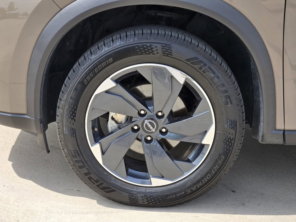 Used 2025 Nissan Rogue SV AWD/4WD image 16