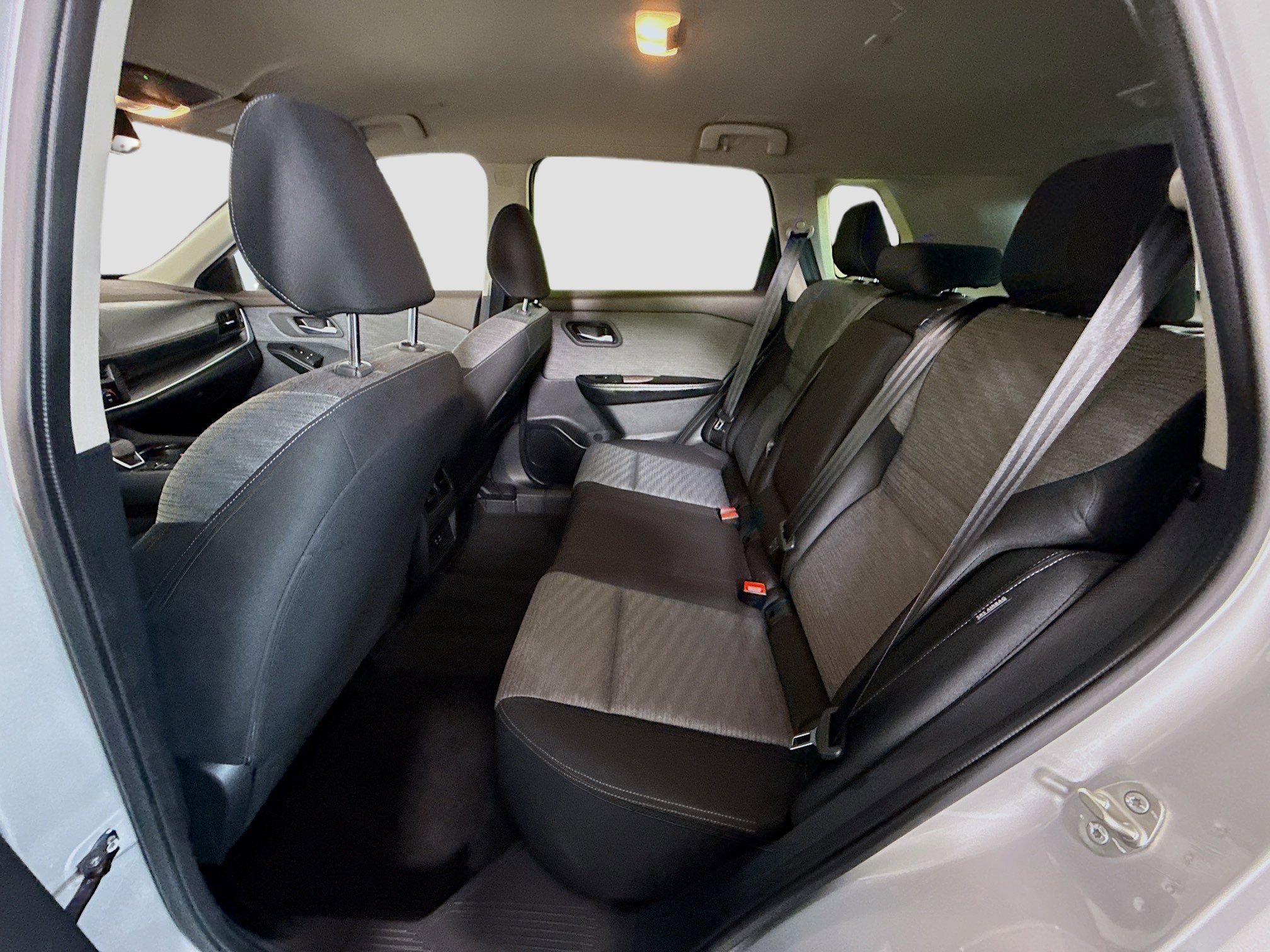 Used 2023 Nissan Rogue SV image 25