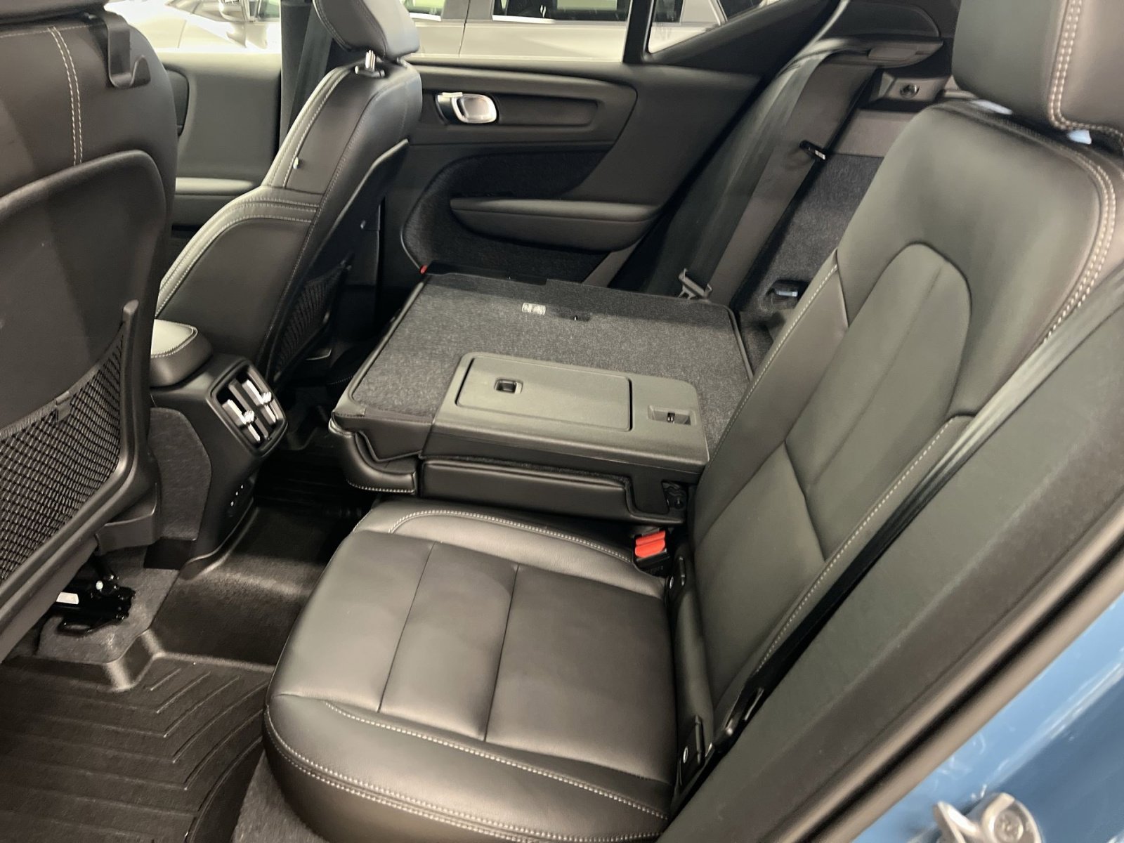 Used 2024 Volvo XC40 B5 Core w/ Climate Package image 21