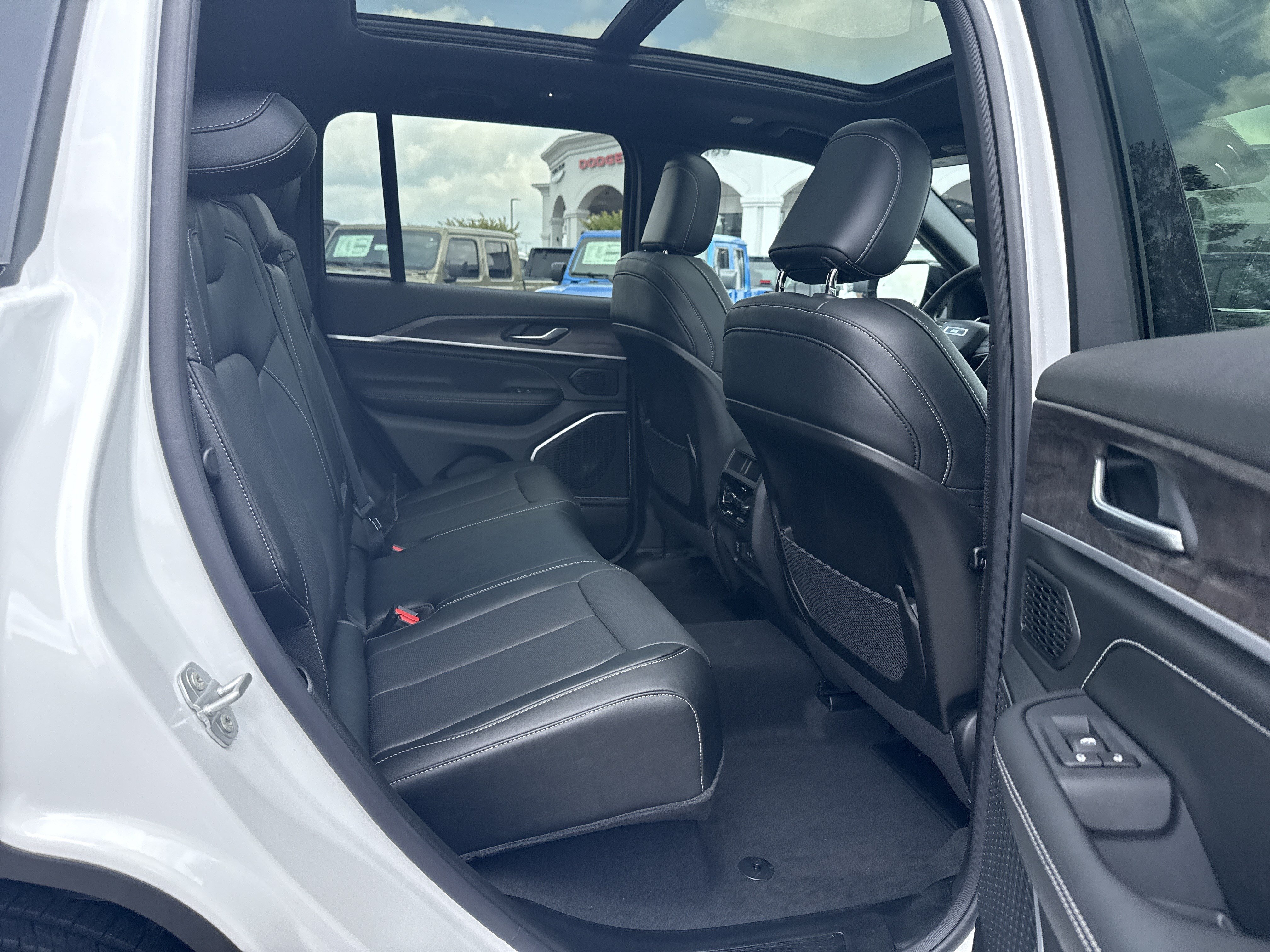 New 2026 Jeep Grand Cherokee Limited AWD/4WD image 15