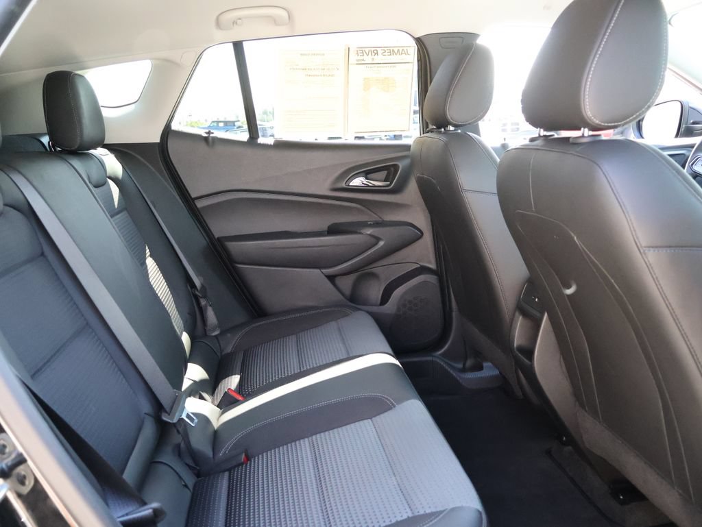 Used 2025 Chevrolet Trax LT FWD image 11