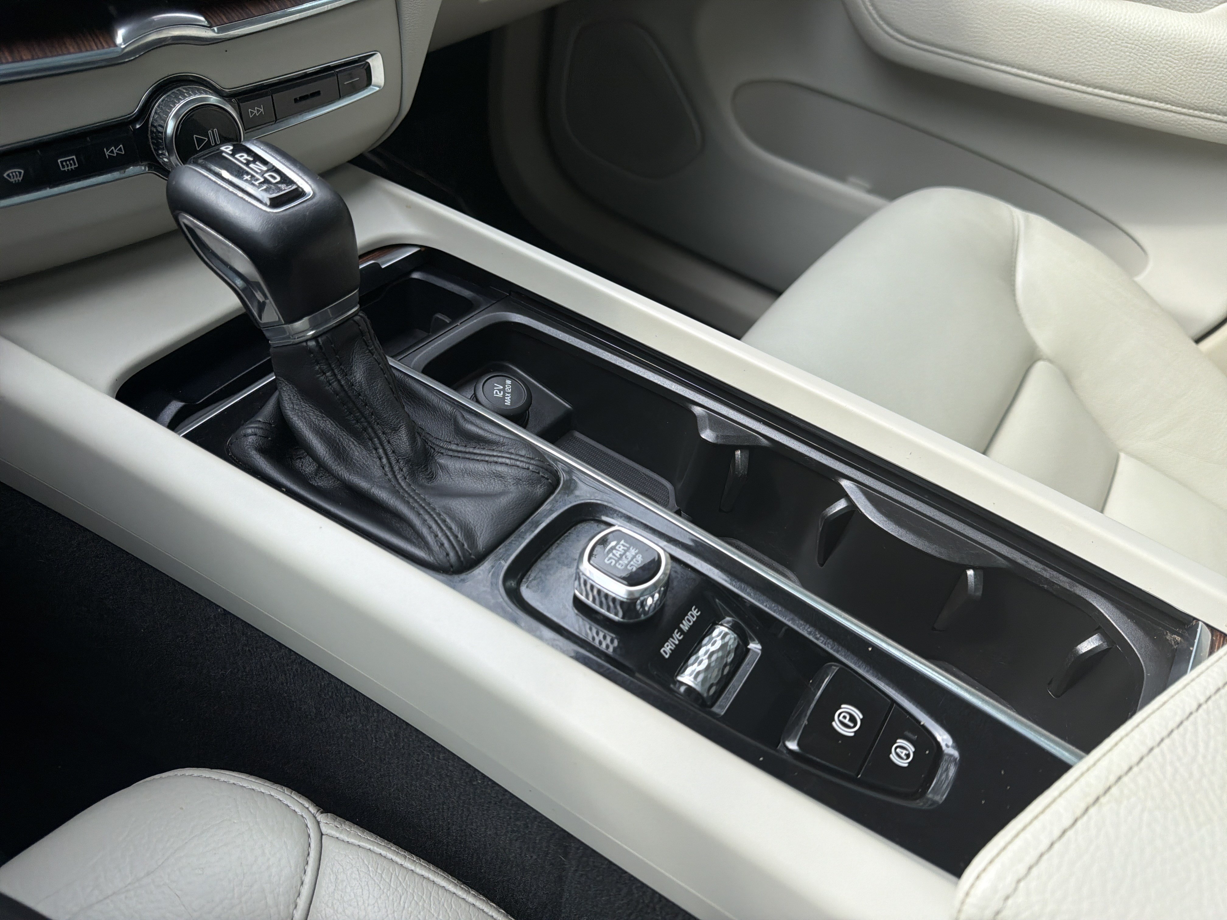 Used 2019 Volvo XC60 T5 Momentum w/ Premium Package FWD image 26