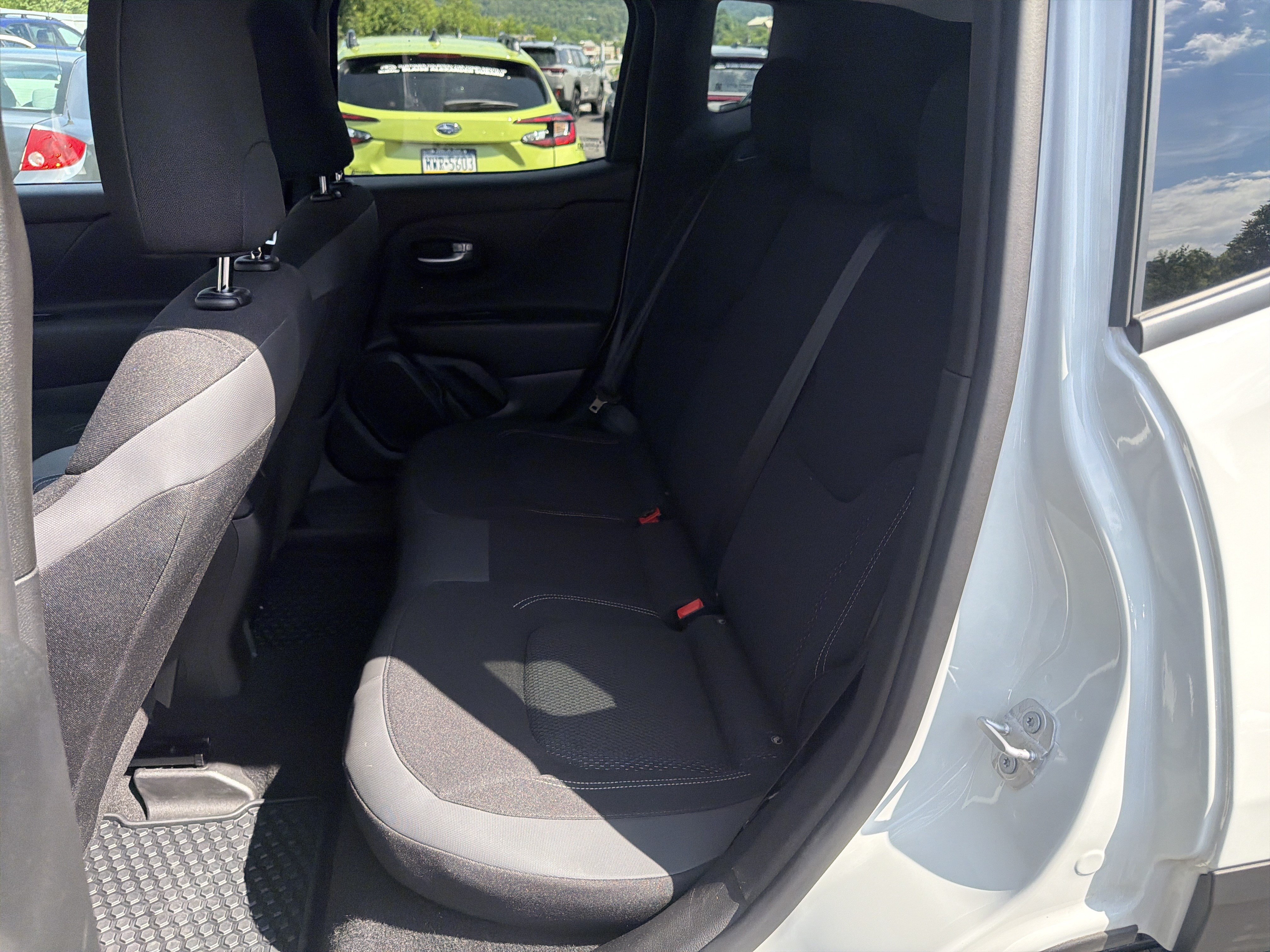Used 2023 Jeep Renegade Altitude w/ Convenience Group I AWD/4WD image 13