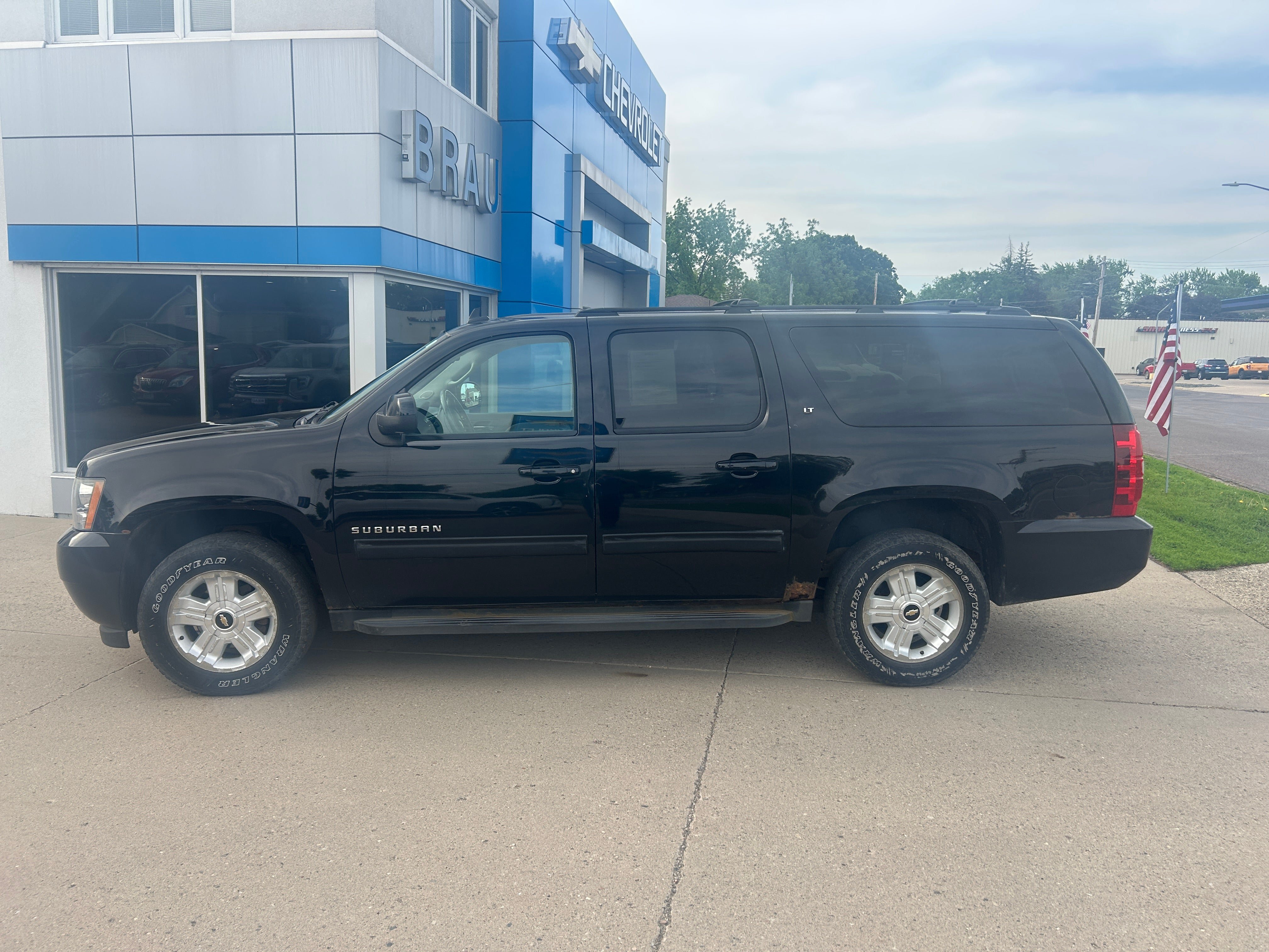 Used 2012 Chevrolet Suburban LT w/ Luxury Package AWD/4WD video 1