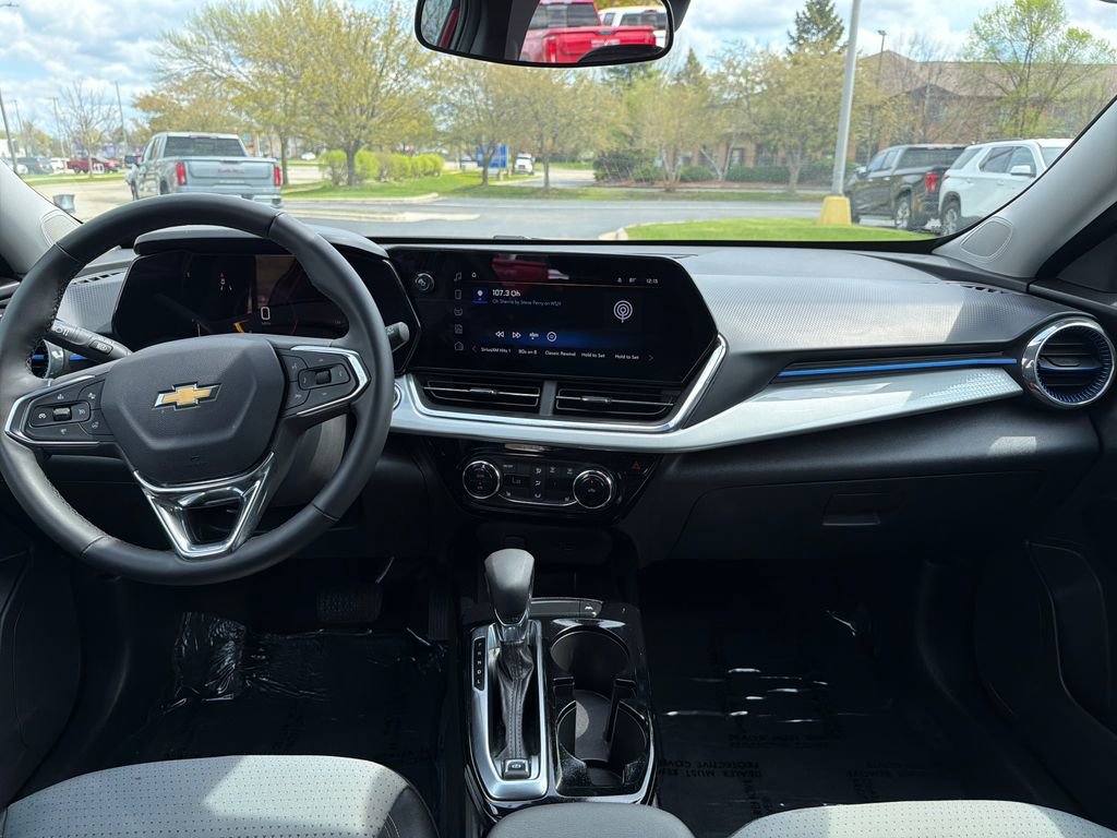 Certified 2025 Chevrolet Trax LT w/ LT Convenience Package FWD image 14