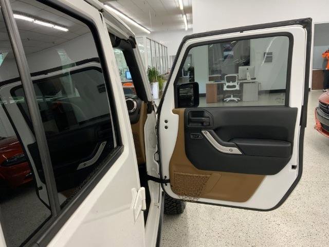 Used 2017 Jeep Wrangler Unlimited Rubicon w/ Connectivity Group image 27