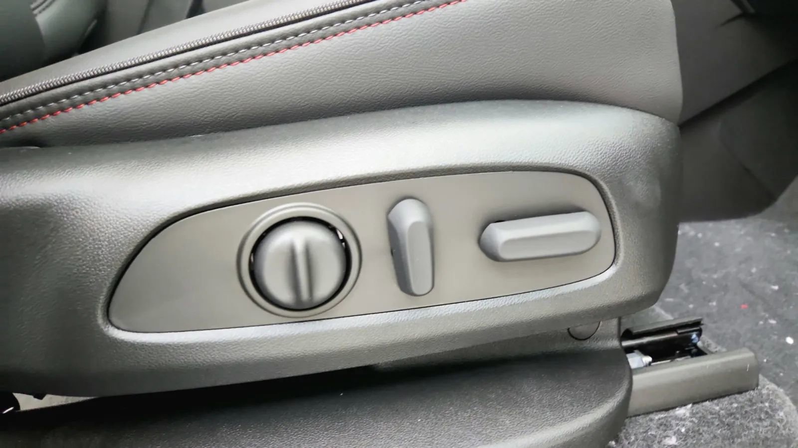 Used 2023 Chevrolet Traverse RS image 23