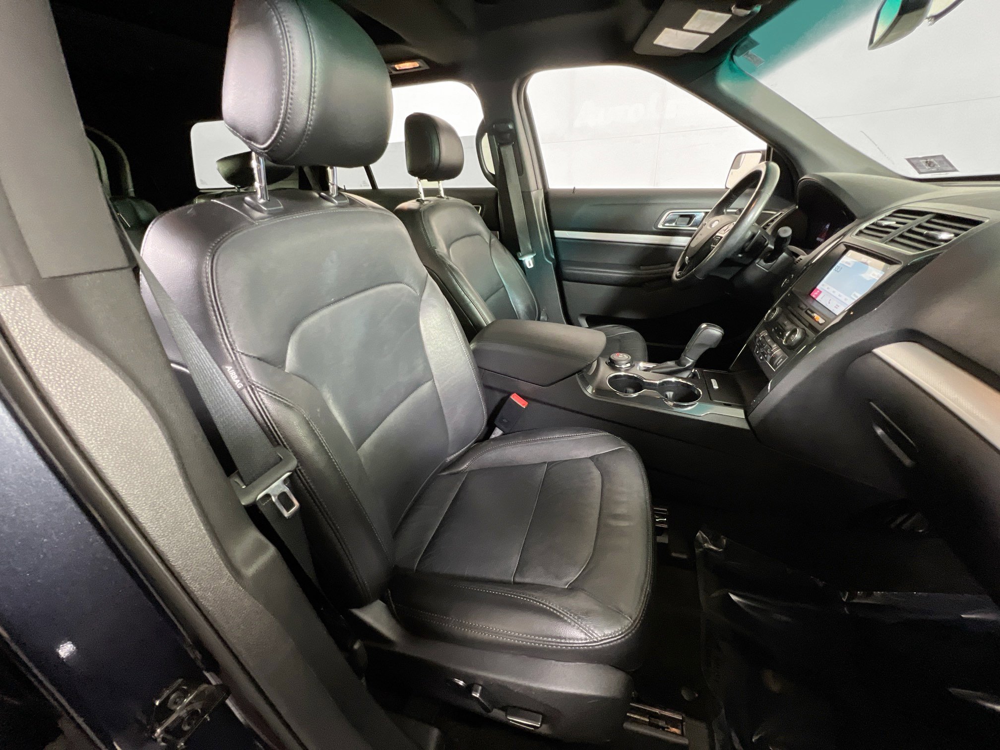 Used 2017 Ford Explorer XLT w/ Equipment Group 202A AWD/4WD image 29