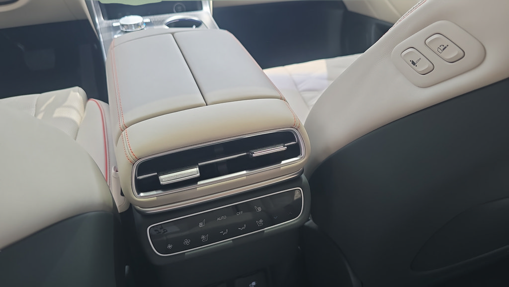 Used 2025 Genesis GV80 3.5T AWD/4WD image 11