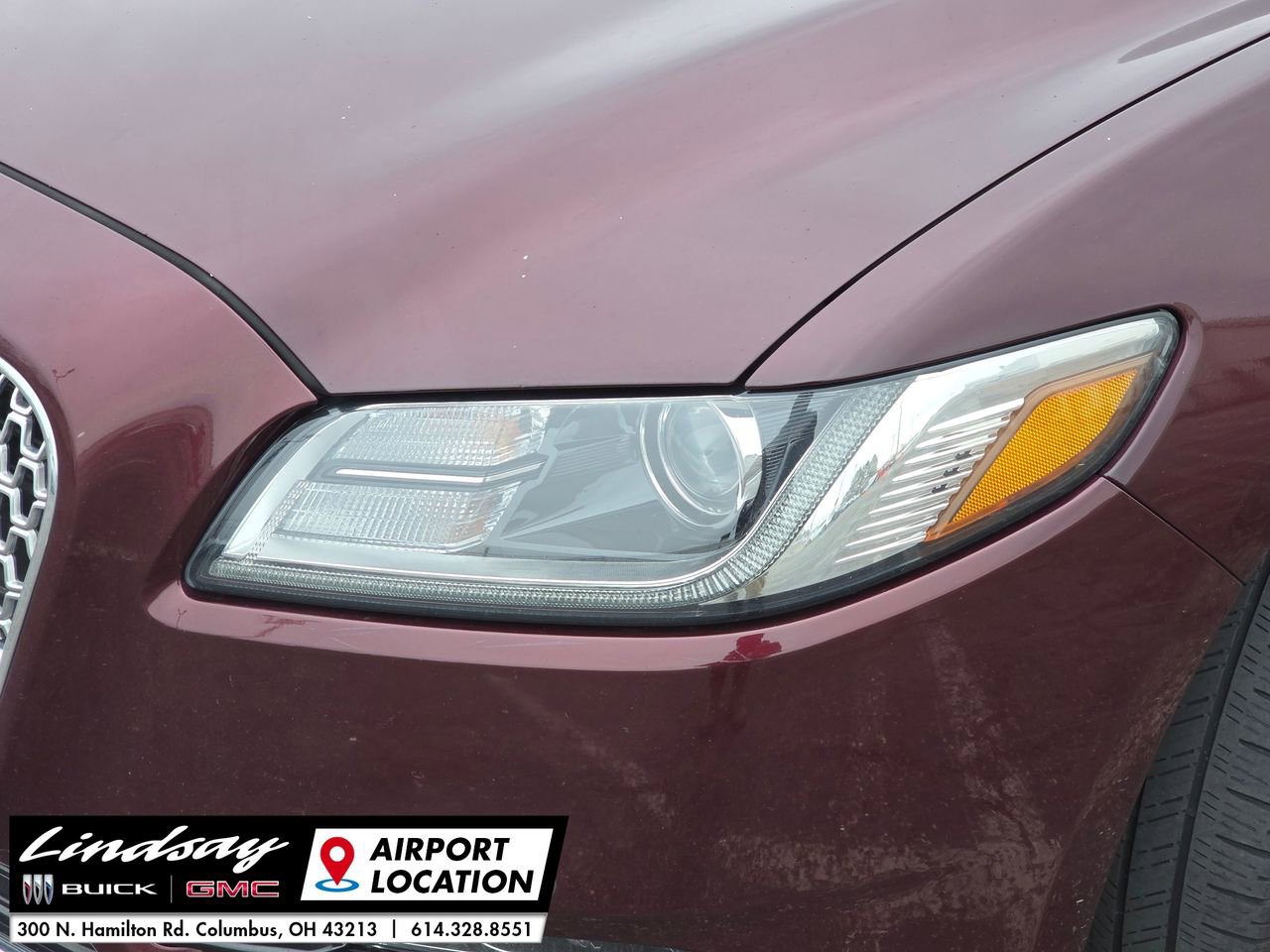 Used 2017 Lincoln Continental Select image 2