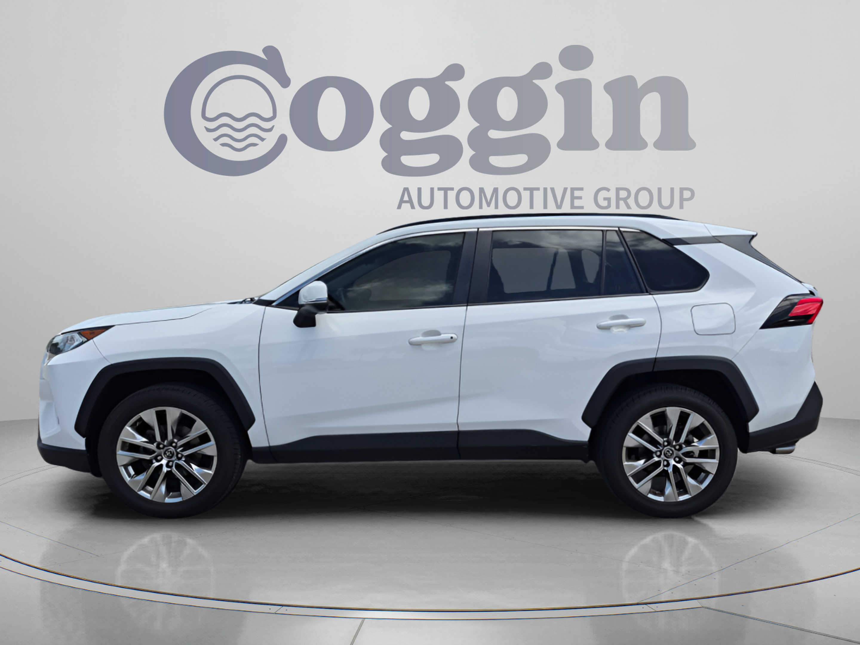 Used 2019 Toyota RAV4 XLE Premium FWD image 3