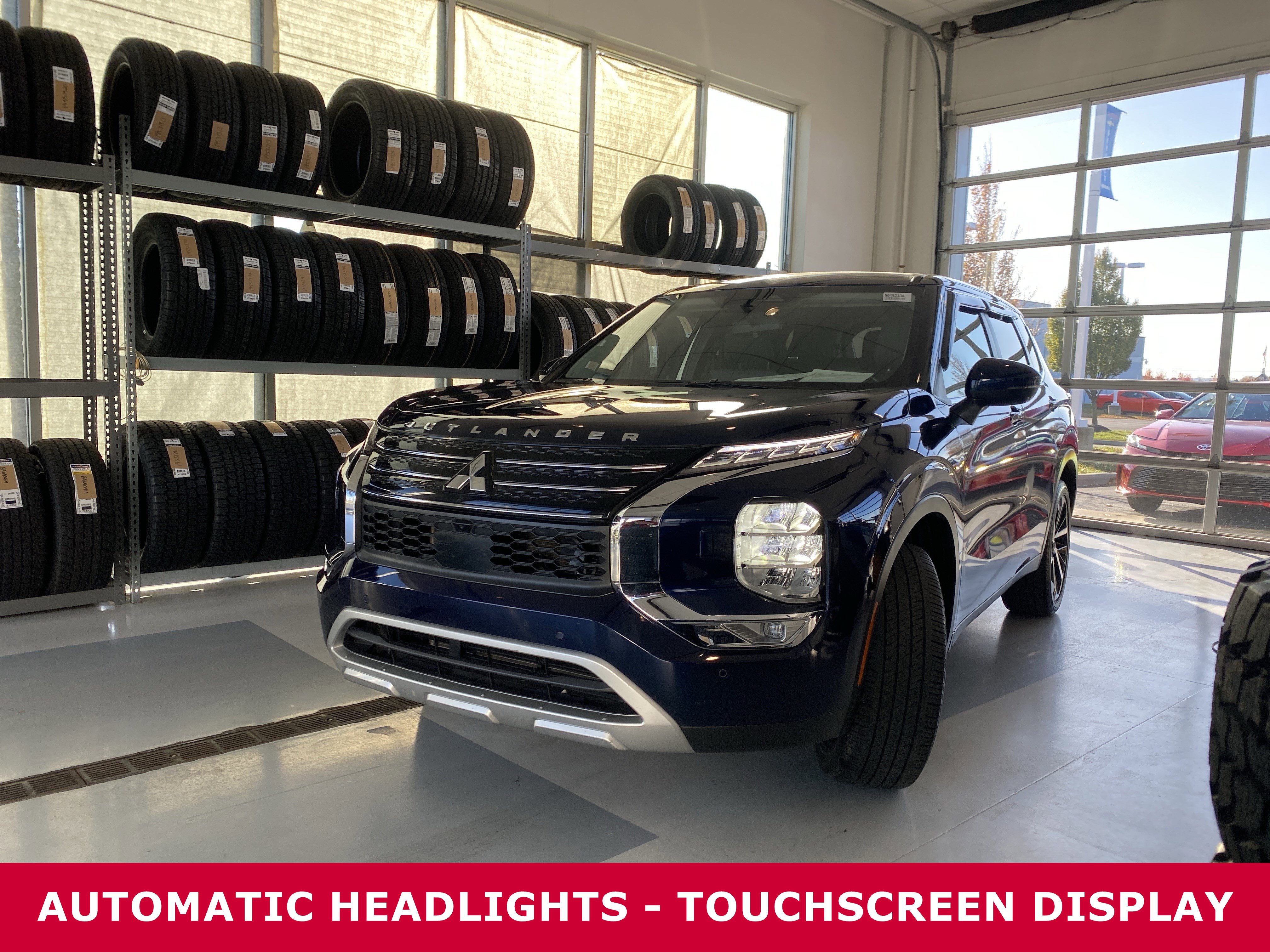 Used 2023 Mitsubishi Outlander SE image 2