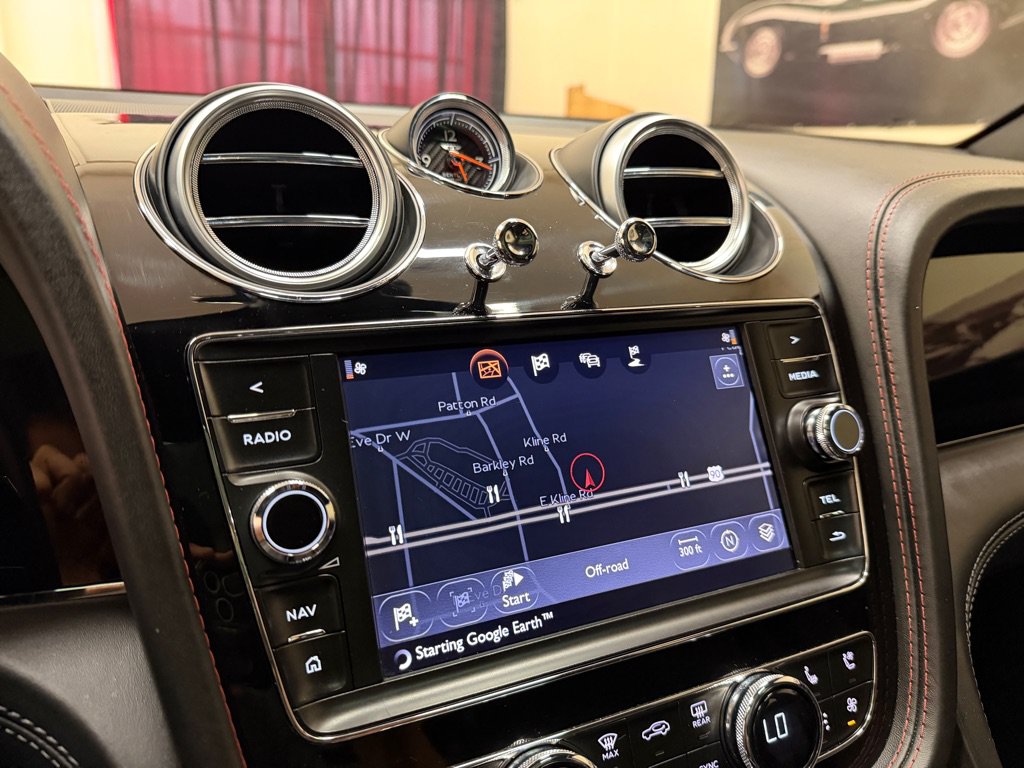 Used 2017 Bentley Bentayga AWD/4WD image 40
