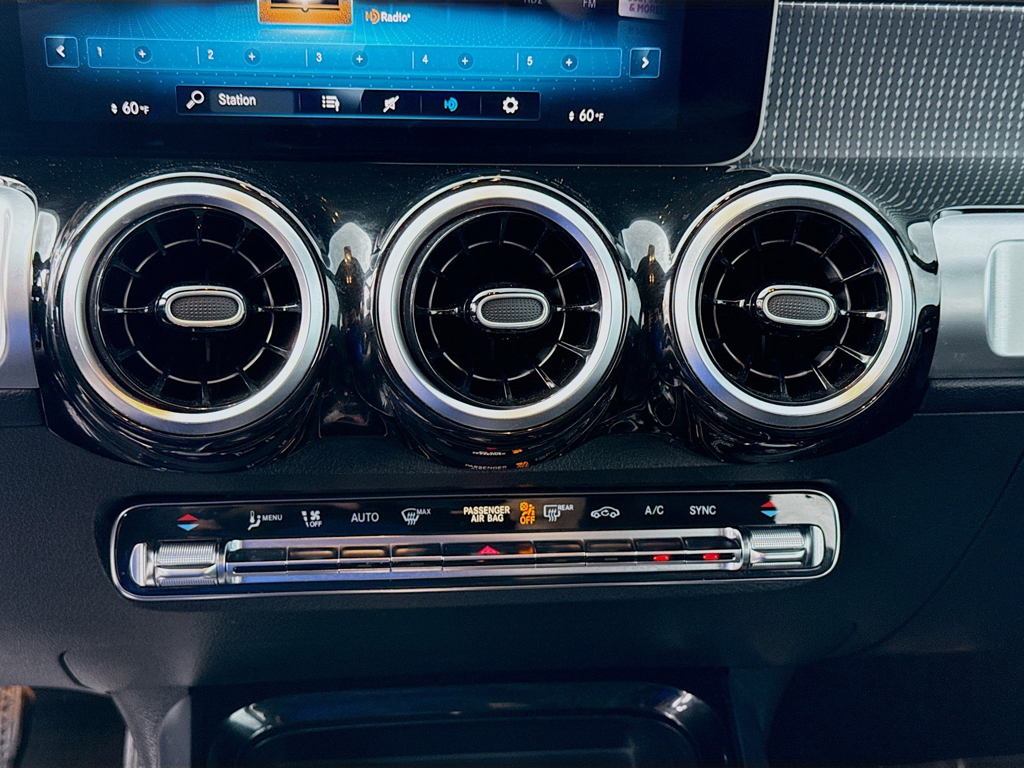 Used 2021 Mercedes-Benz GLB 250 4MATIC w/ Premium Package image 12