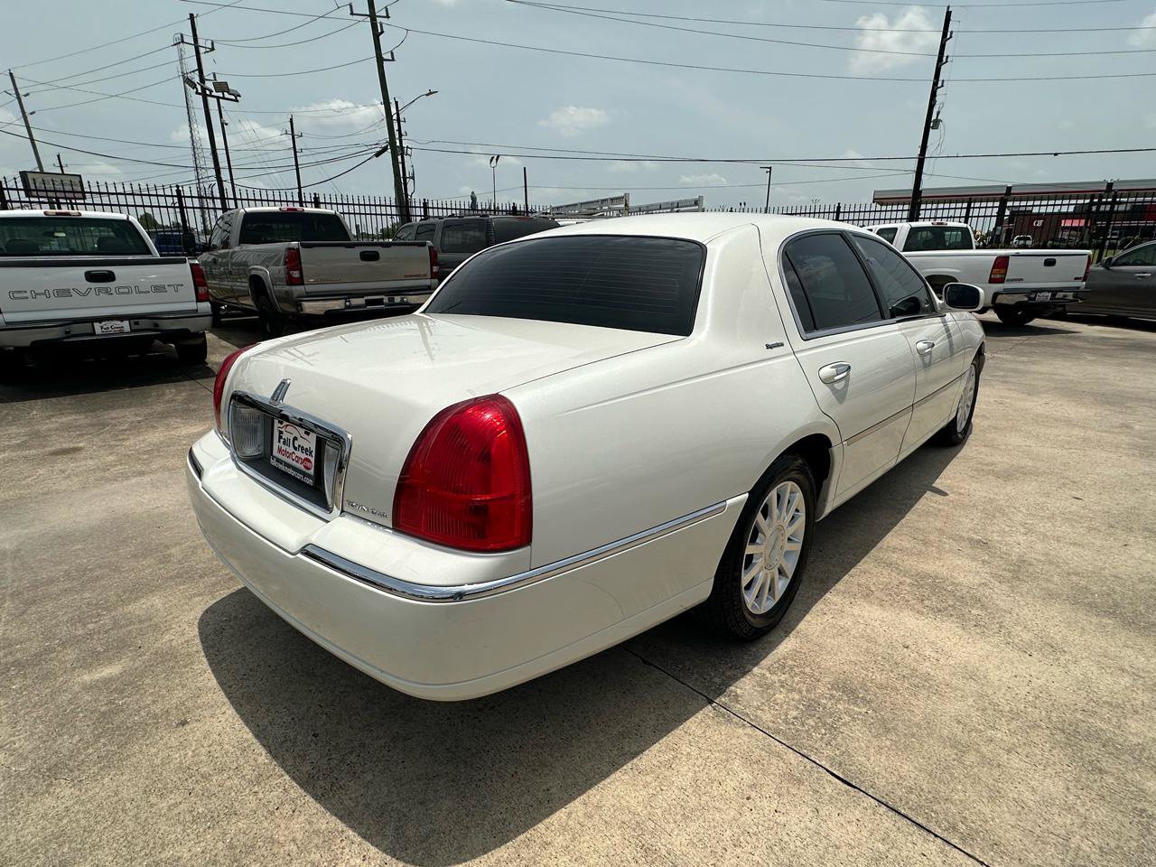 Used 2006 Lincoln Town Car Signature RWD image 5