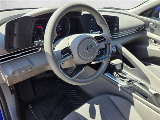 Used 2023 Hyundai Elantra SEL w/ Preferred Accessory Package FWD image 10