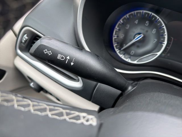 Used 2023 Chrysler Pacifica Touring-L FWD image 35