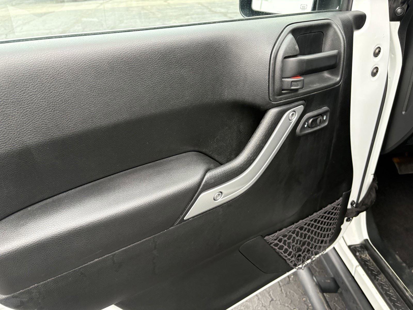 Used 2018 Jeep Wrangler Unlimited Rubicon w/ Connectivity Group image 13