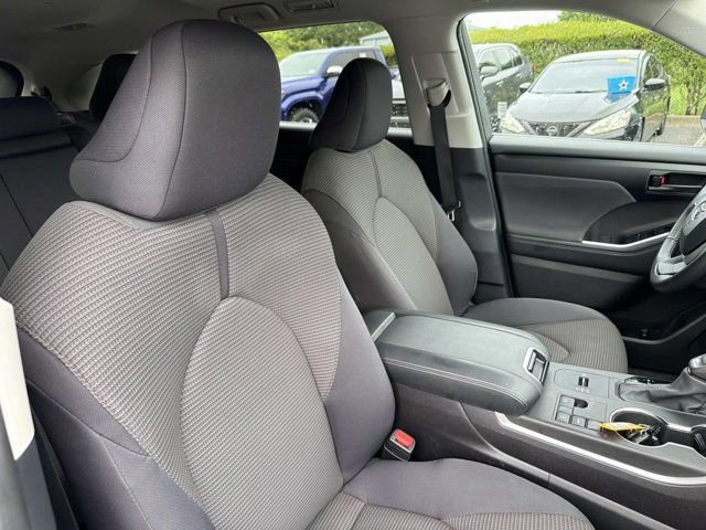 Certified 2025 Toyota Highlander LE FWD image 17