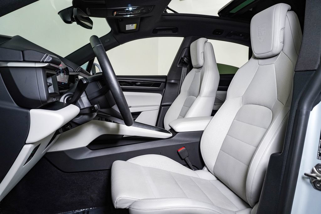 Certified 2025 Porsche Macan 4 Electric AWD/4WD image 5