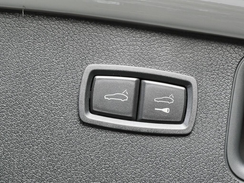 Certified 2026 Porsche Macan Turbo AWD/4WD image 31