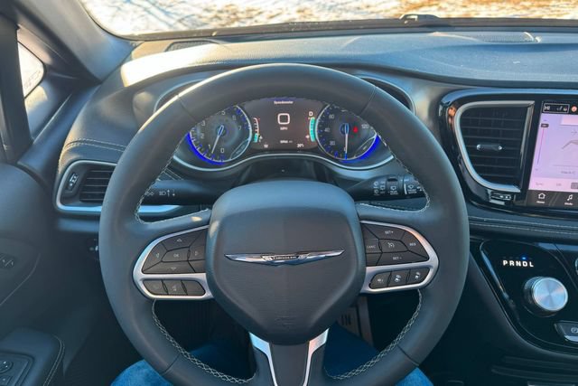Used 2025 Chrysler Pacifica Select AWD/4WD image 23