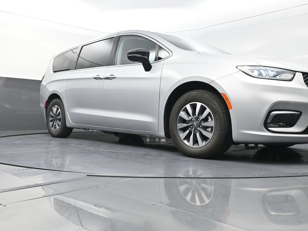 Used 2024 Chrysler Pacifica Limited FWD image 21