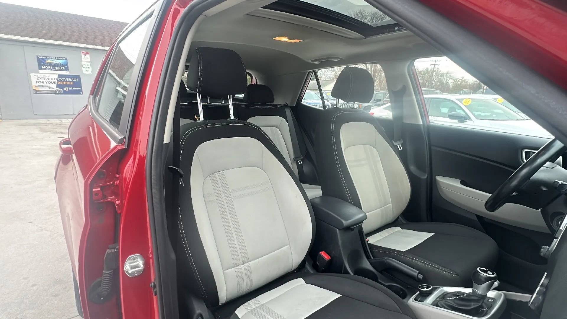 Used 2022 Hyundai Venue SEL image 17