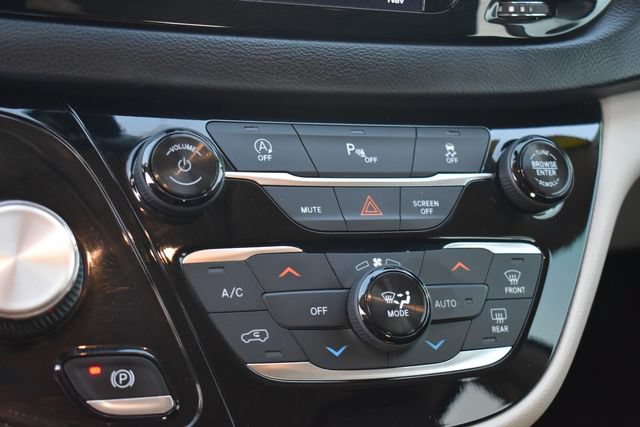 Used 2018 Chrysler Pacifica Touring-L Plus FWD image 32