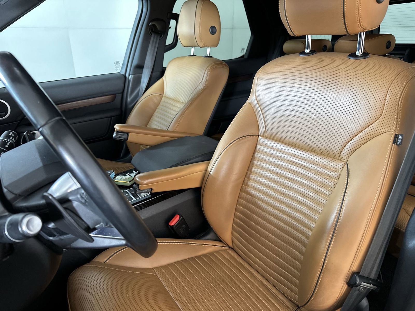 Used 2020 Land Rover Discovery HSE image 15