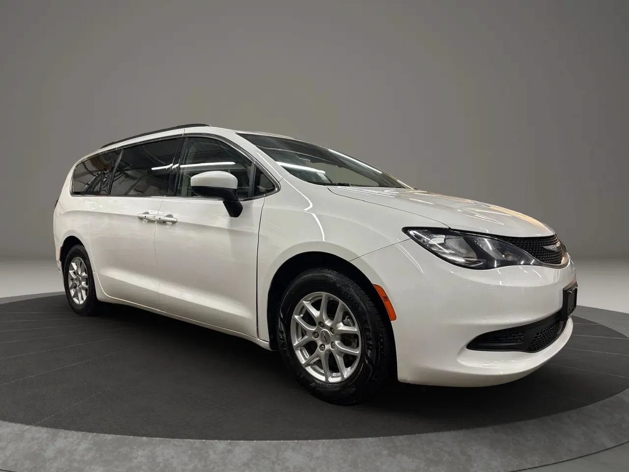 Used 2021 Chrysler Voyager Lxi FWD image 2