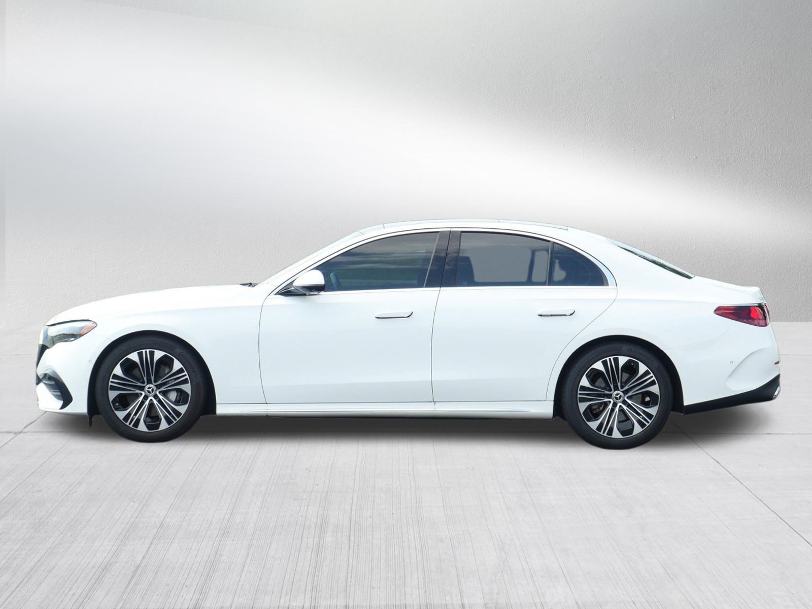 Used 2025 Mercedes-Benz E 350 4MATIC Sedan image 4