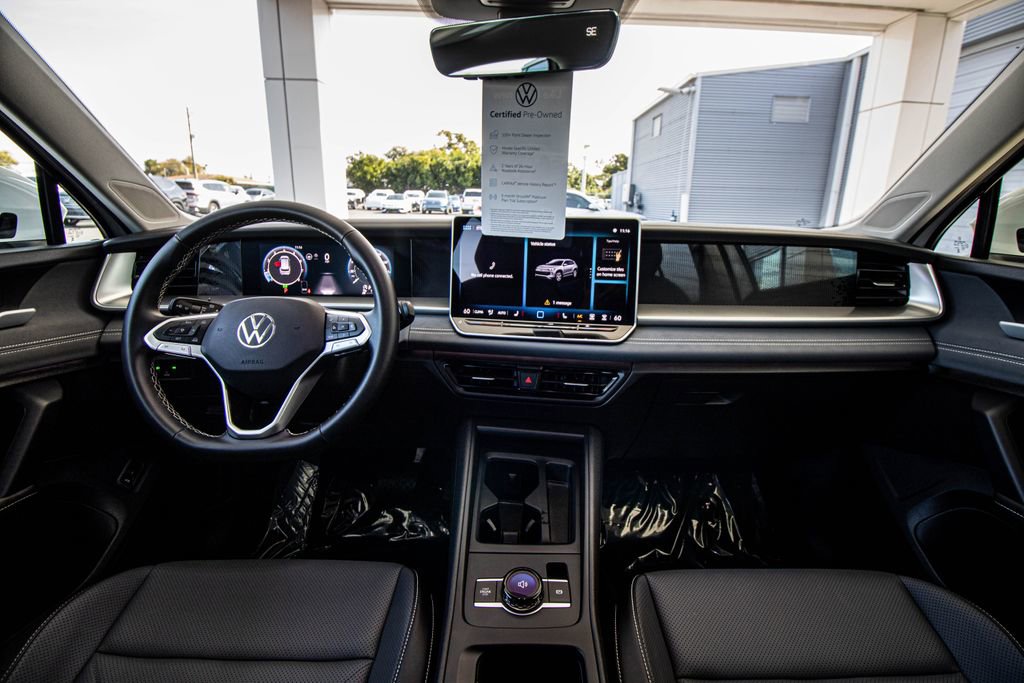 Certified 2025 Volkswagen Tiguan SE image 32
