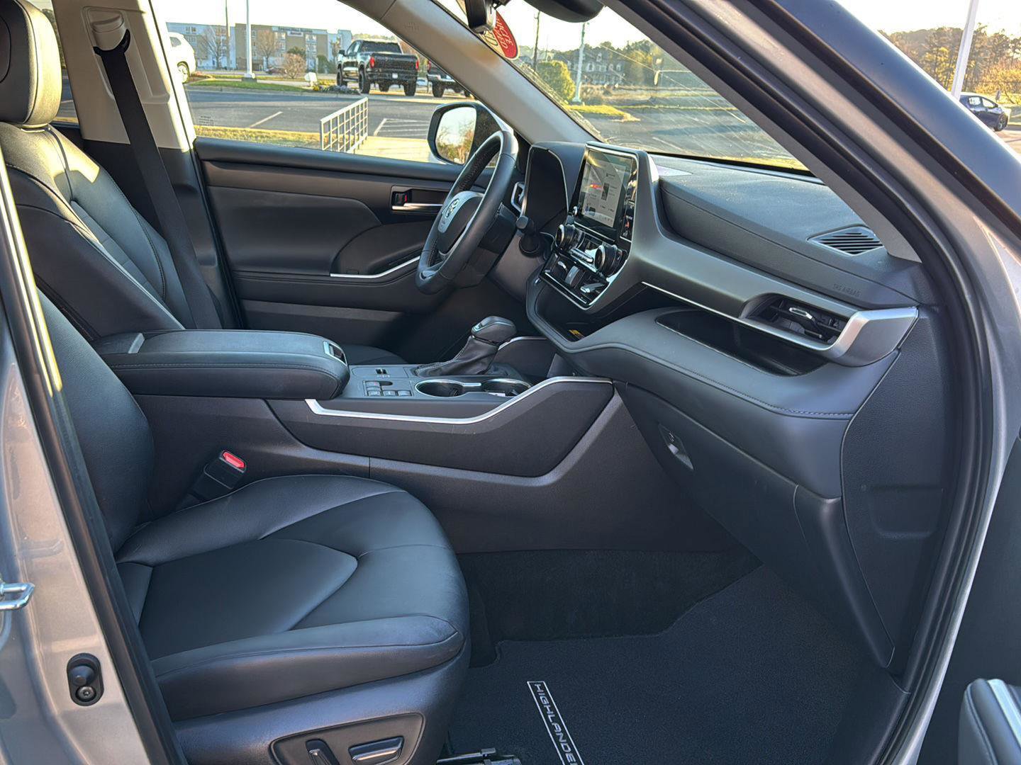Certified 2025 Toyota Highlander XLE image 10