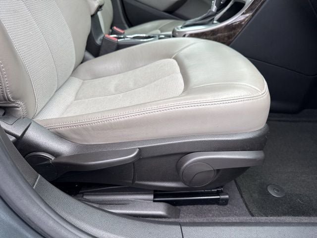 Used 2013 Buick Verano Convenience FWD image 30