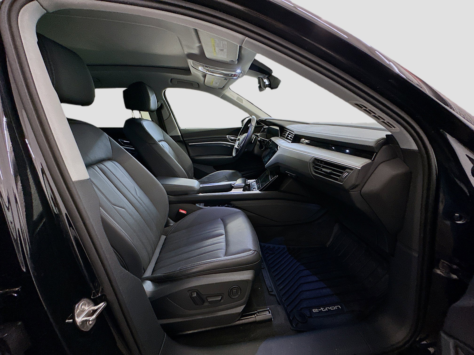 Used 2023 Audi e-tron Premium Plus w/ Premium Plus Package image 34