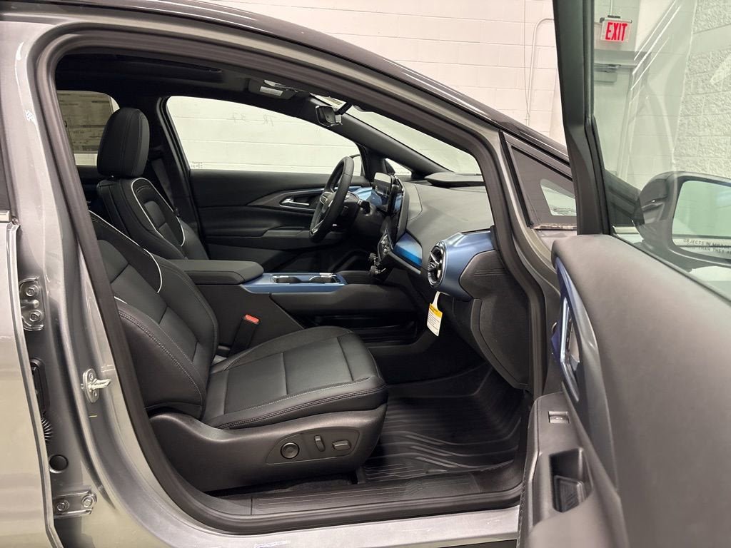 New 2026 Chevrolet Equinox EV LT w/ Convenience Package II AWD/4WD image 32