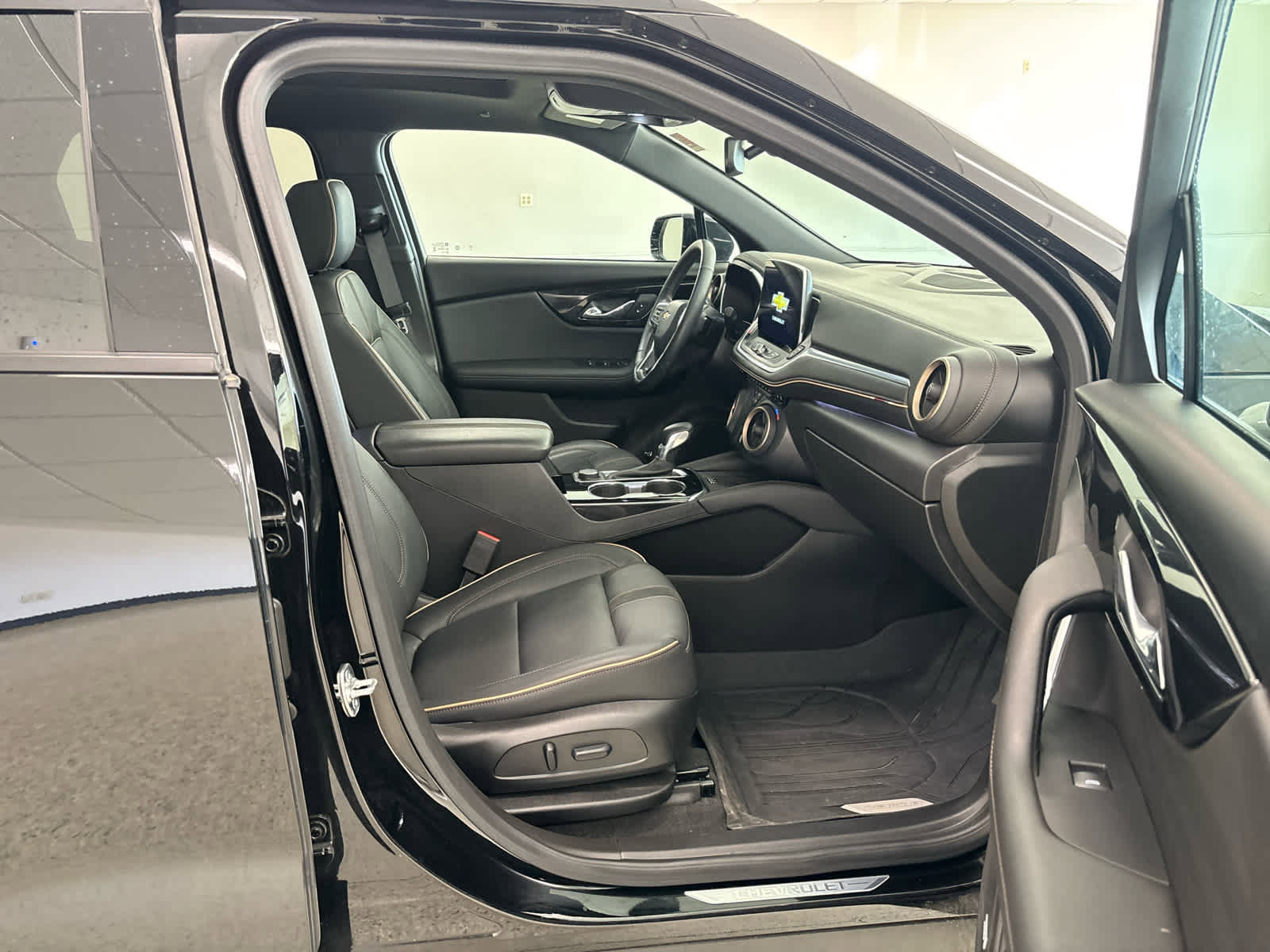 Used 2024 Chevrolet Blazer Premier w/ Enhanced Convenience Package image 17